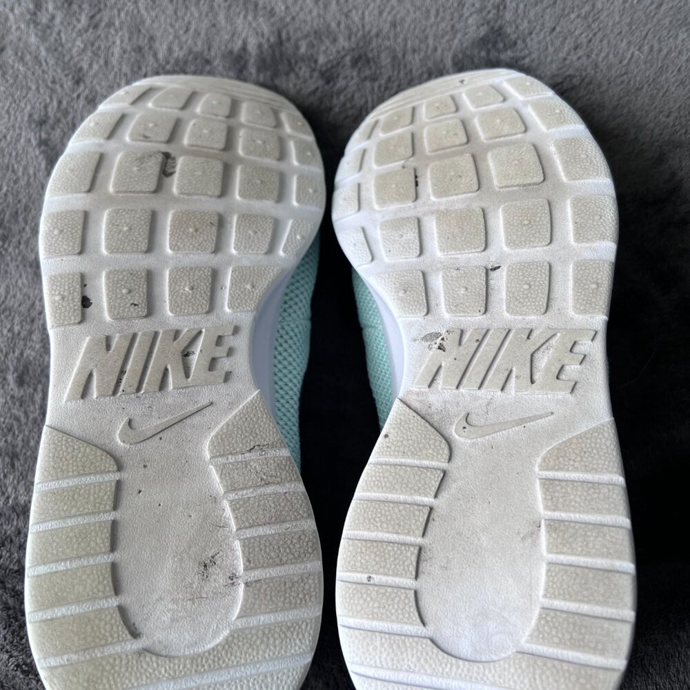 Nike Revolution 7 Easyon Shoe in Barley Green/White/Metallic Silver Size 9.5‎ - Picture 3 of 8